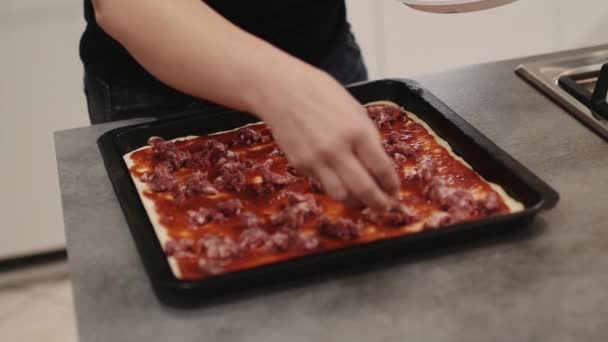 Mujer jugando salchicha en la pizza — Vídeos de Stock