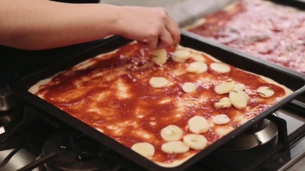 Mujer jugando a las patatas en la pizza — Vídeos de Stock