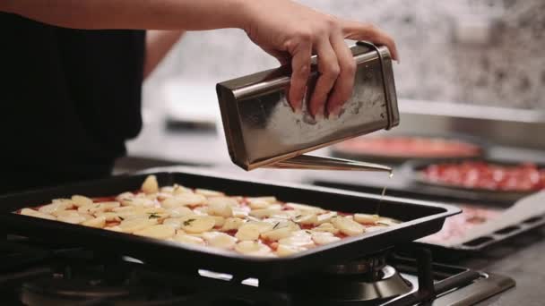 Mujer vertiendo aceite sobre pizza — Vídeos de Stock