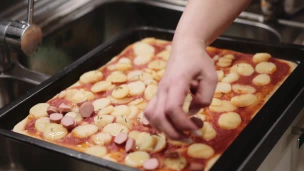 Donna applaying hotdog sulla pizza — Video Stock