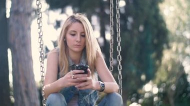 Kız salıncak ile smartphone üzerinde