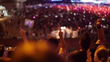 Kalabalık yapma partide konser