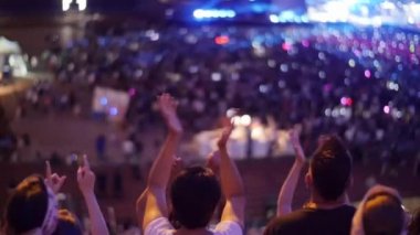 Kalabalık yapma partide konser
