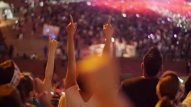 Kalabalık yapma partide konser