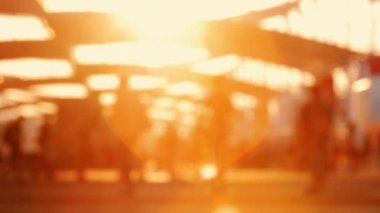 Sokakta yürüyen insanlar