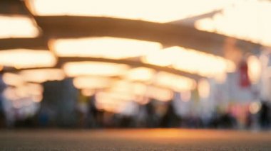 Sokakta yürüyen insanlar