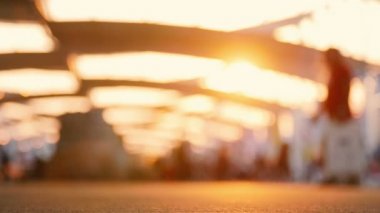 Sokakta yürüyen insanlar