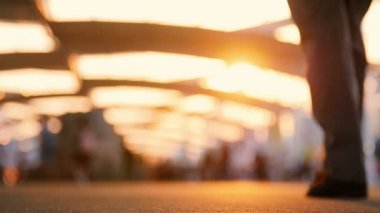 Sokakta yürüyen insanlar