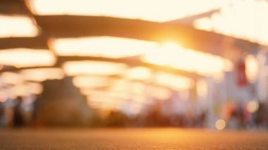 Sokakta yürüyen insanlar