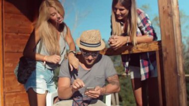 yürüyüşçüler pozisyon smartphone cep telefonu ile kontrol