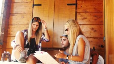 Arkadaşlarım yürüyüşe hazırlanıyor