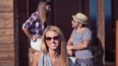 Sarışın kadın kameraya gülümseyen