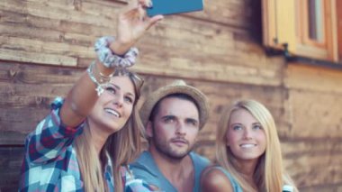 Fotoğrafta kampta arkadaşlar