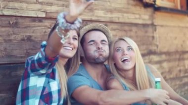 Fotoğrafta kampta arkadaşlar