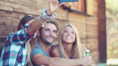 Fotoğrafta kampta arkadaşlar