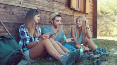 Adam bir şaka arkadaşlarıma söylüyor