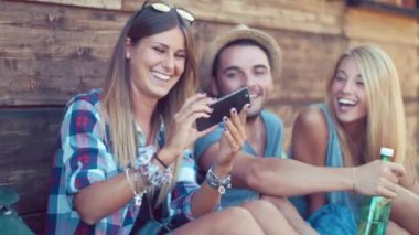 Fotoğrafta kampta arkadaşlar