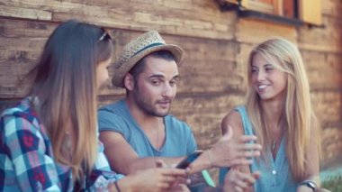 Adam bir şaka arkadaşlarıma söylüyor