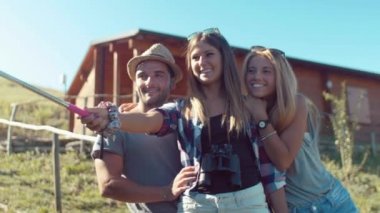 Fotoğrafta kampta arkadaşlar