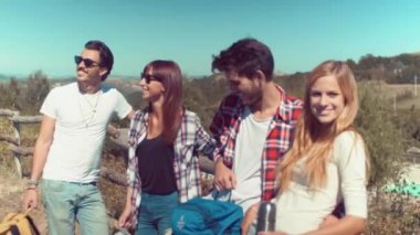 Önünde dağ yürüyüşçüler arkadaşları