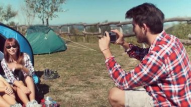 Fotoğrafta kampta arkadaşlar