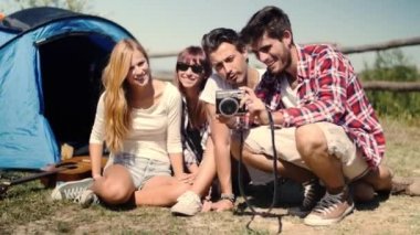 Fotoğrafta kampta arkadaşlar