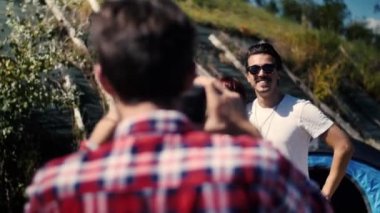 Fotoğrafta kampta arkadaşlar