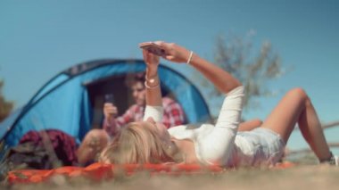 Akıllı telefon kullanan kız yalan