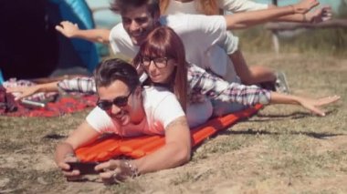 Fotoğrafta kampta arkadaşlar