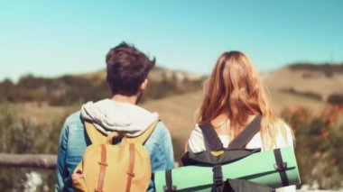 Önünde dağ yürüyüşçüler arkadaşları