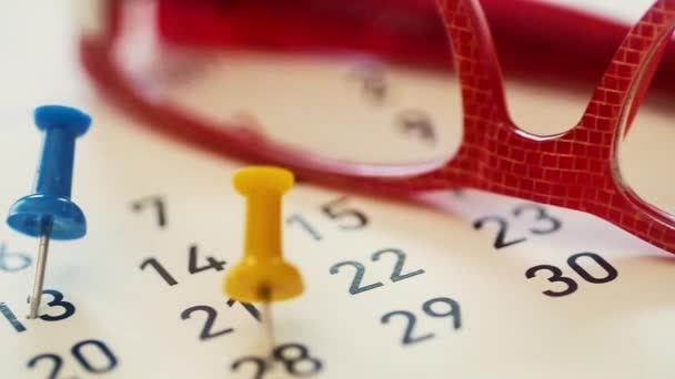 Poussez les broches sur un calendrier et des lunettes 