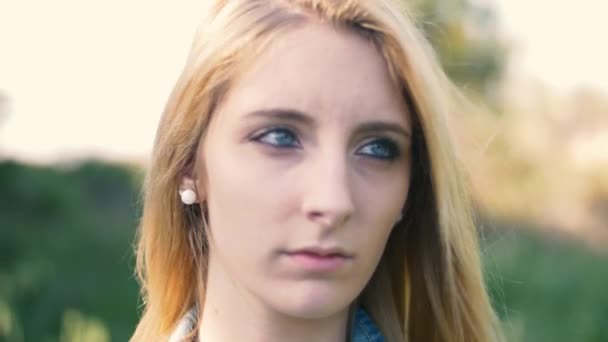 Porträt eines Mädchens mit blauen Augen — Stockvideo