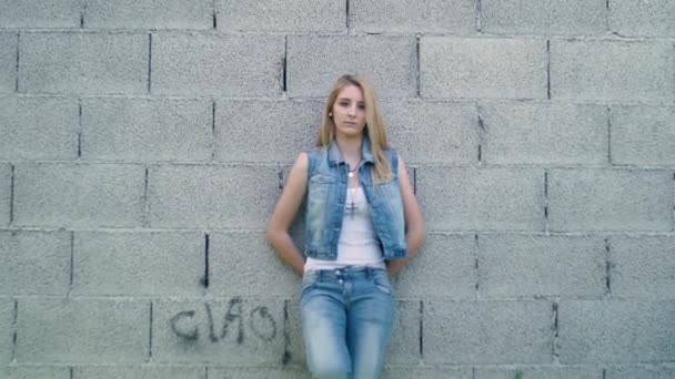 Dziewczyna, opierając się na ścianie — Wideo stockowe