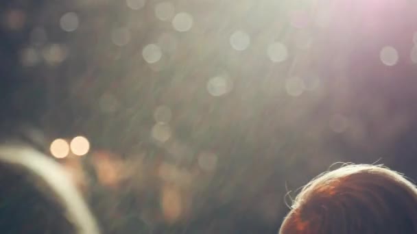 foule faisant la fête au concert 