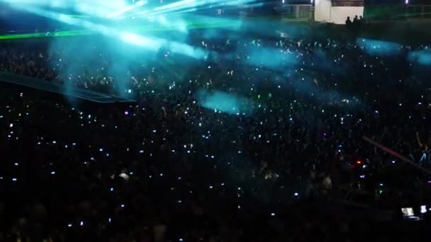 Crowd making party at concert — Stock Video