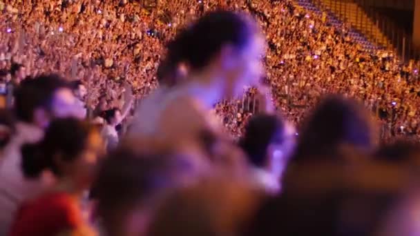 Праздник толпы на концерте — стоковое видео