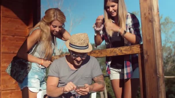 Turisté, kontrola pozice na smartphone — Stock video