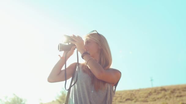 Fille regardant avec des jumelles — Video