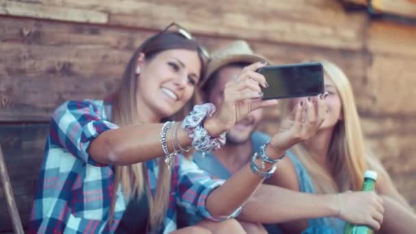 Amigos tomando fotos en el campamento — Vídeos de Stock