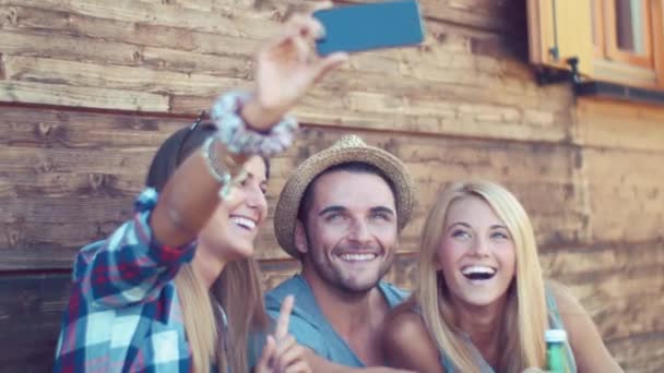 Amigos tomando fotos en el campamento — Vídeos de Stock