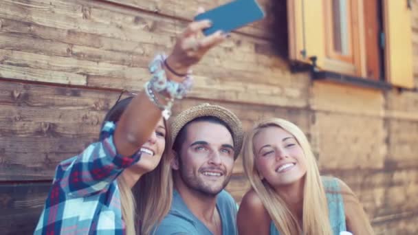 Amigos tomando fotos en el campamento — Vídeos de Stock