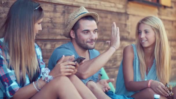 Hombre contando un chiste a amigos — Vídeos de Stock