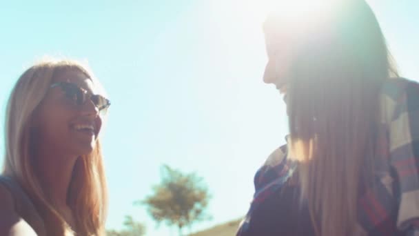 Amigos femeninos hablando — Vídeos de Stock