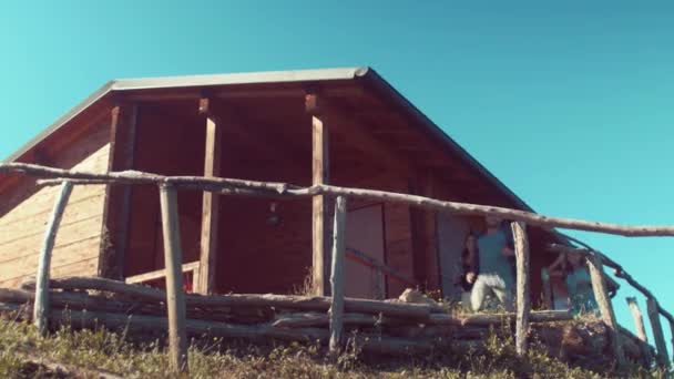 Amigos tomando fotos en el campamento — Vídeo de stock