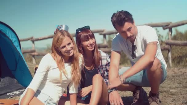 Des amis prennent des photos au camp — Video