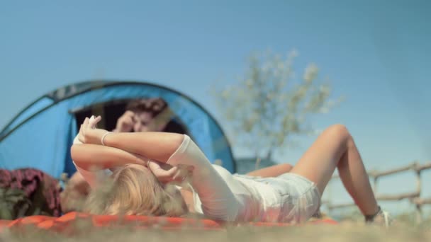 Leżącą dziewczynę za pomocą Smartphone — Wideo stockowe