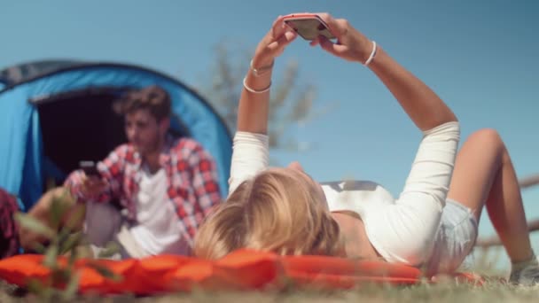 Chica mentirosa usando Smartphone — Vídeos de Stock