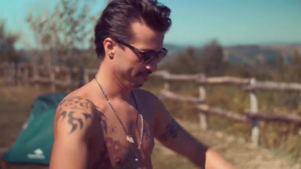 Татуированный мужчина в футболке — стоковое видео