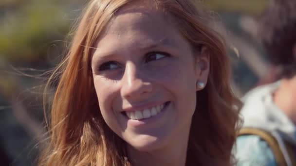 Rubia chica sonriendo en cámara — Vídeos de Stock