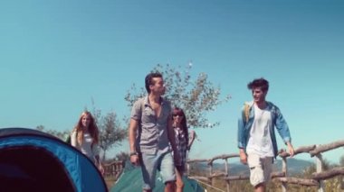 Yürüyüş için gidiyor arkadaşlar